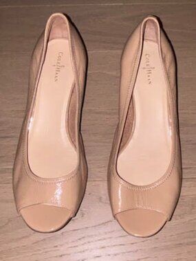Cole Haan tan shoes, open toe wedge heel, leather, look to photos